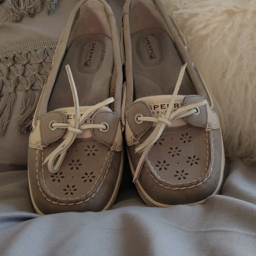 SPERRY TOP. SIDER BOAT SHOES.